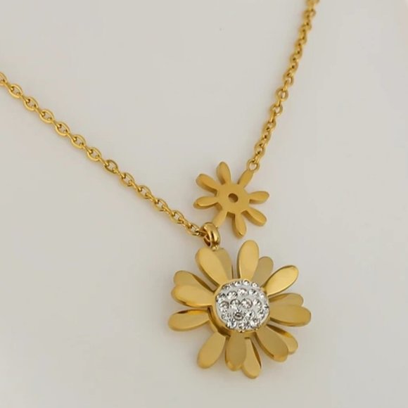 Jewelry - NEW 18K Gold Plated Diamond Daisy Flower Necklace